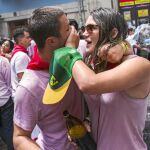 Una joven tapa la boca a un chico que la intenta besar durante el segundo día de las fiestas de San Fermín