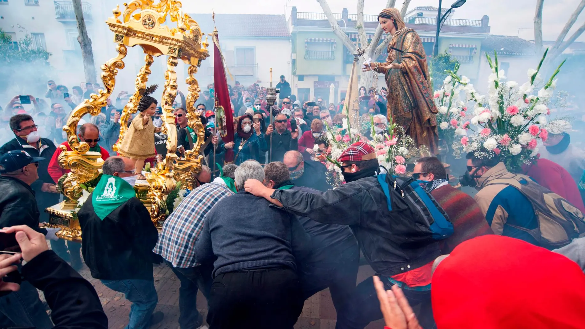 Vecinos de la localidad de Cúllar Vega (Granada) celebrando el Domingo de Resurrección prendiendo fuego a más de 115.000 petardos / Efe
