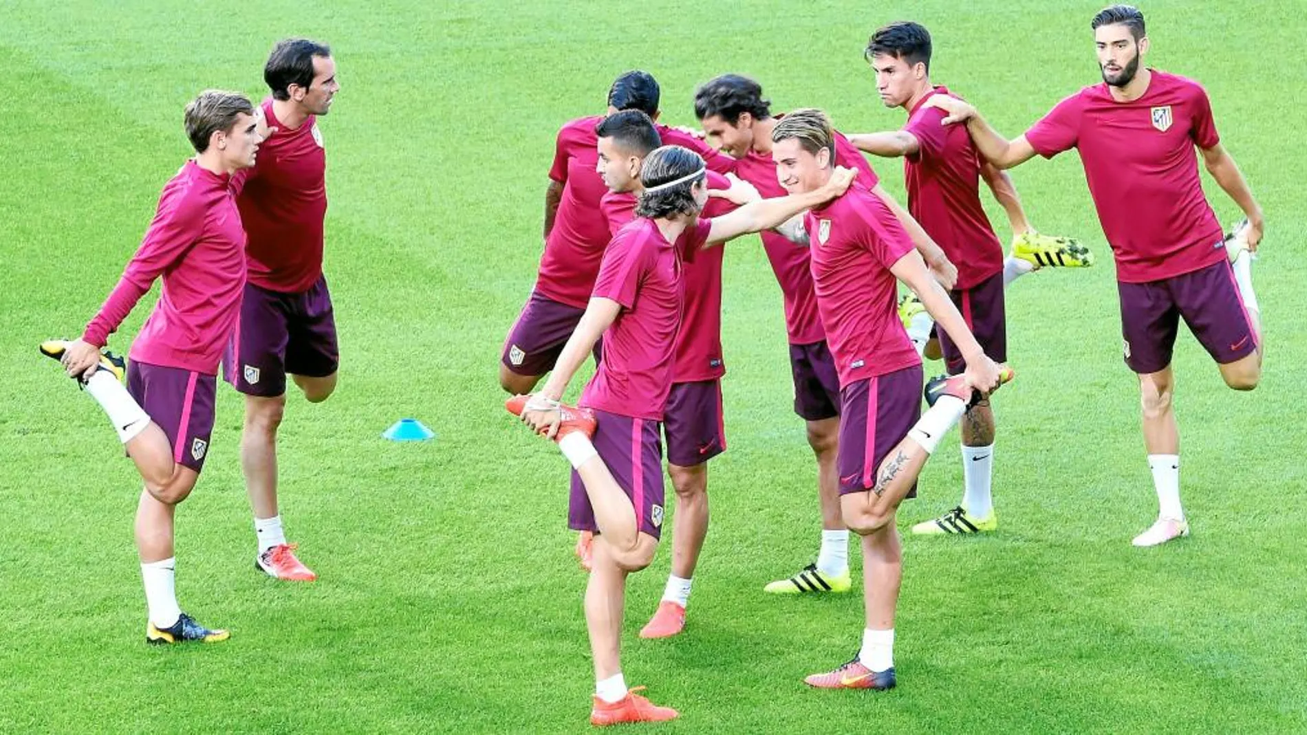 Griezmann, Godín, Filipe Luis, Correa, Giménez, Tiago y Carrasco, en el entrenamiento de ayer en el Philips Stadium de Eindhoven