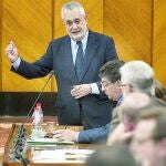 El presidente de la Junta de Andalucía, José Antonio Griñán, durante la sesión de control donde ha anunciado que el Consejo de Gobierno aprobará en las próximas semanas el proyecto de Ley de Defensa de los Consumidores sobre Productos Hipotecarios, que pretende frenar las cláusulas abusivas de las entidades financieras.