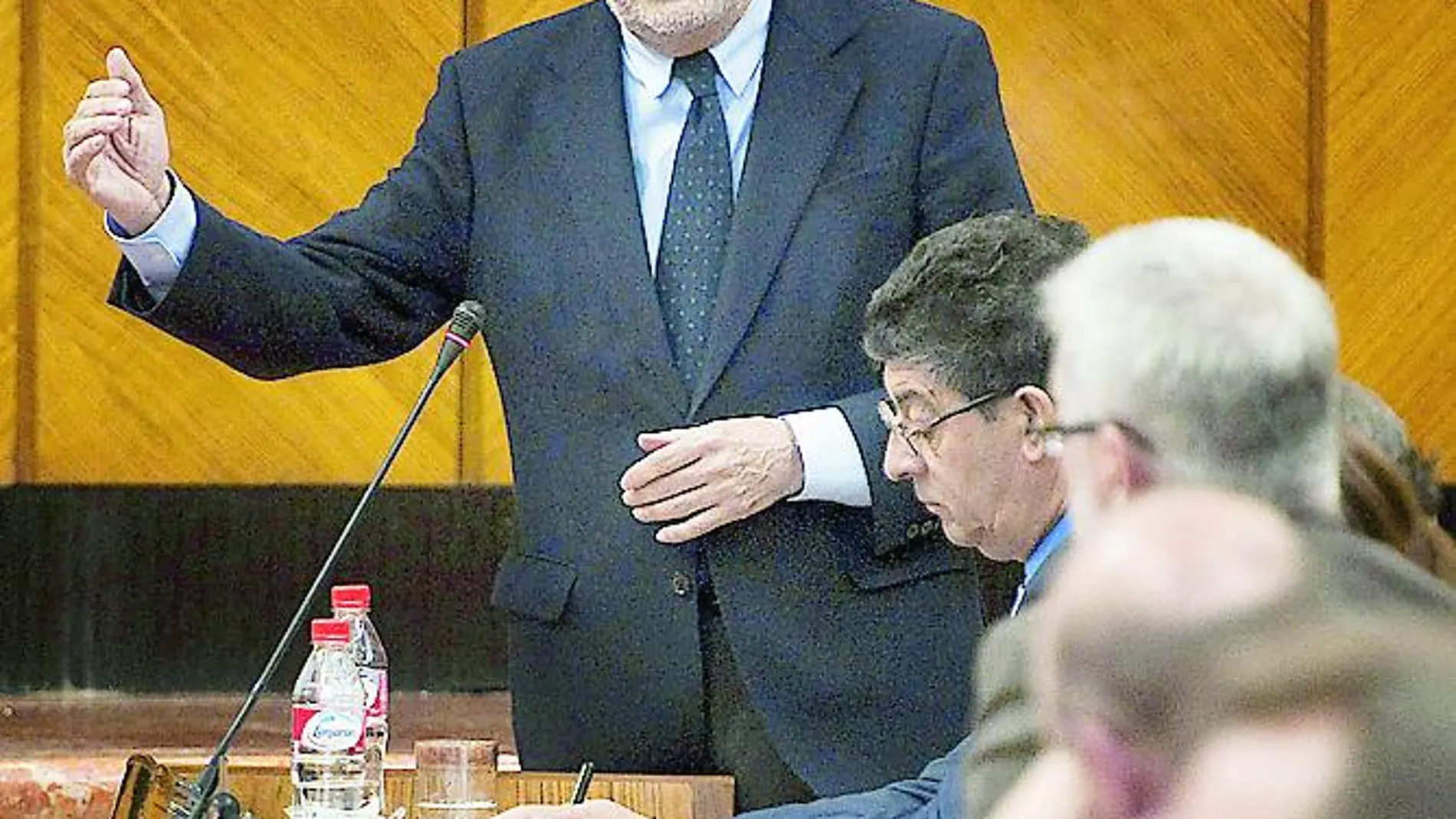 El presidente de la Junta de Andalucía, José Antonio Griñán, durante la sesión de control donde ha anunciado que el Consejo de Gobierno aprobará en las próximas semanas el proyecto de Ley de Defensa de los Consumidores sobre Productos Hipotecarios, que pretende frenar las cláusulas abusivas de las entidades financieras.