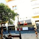 Fachada del café Pavón. Debajo, un detalle de los azulejos arabescos recuperados
