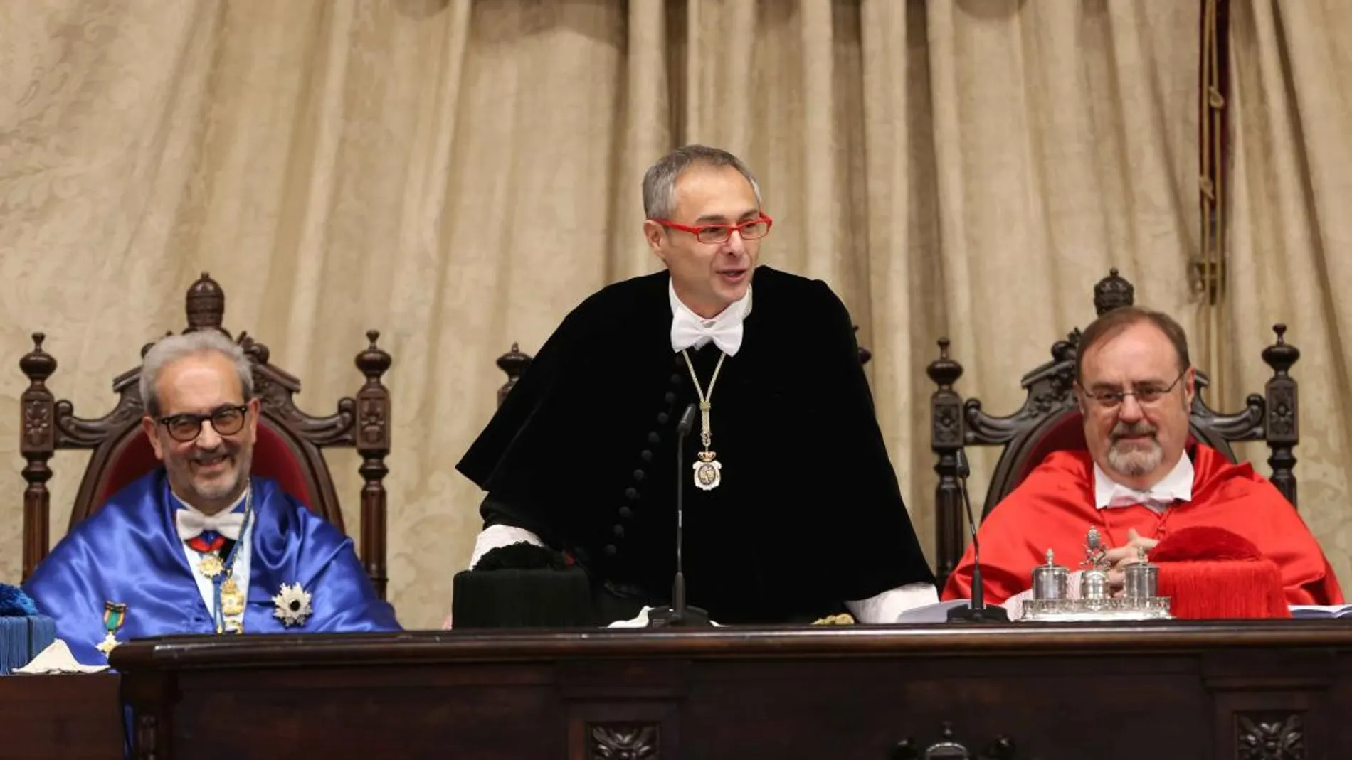 Ricardo Rivero, flanqueado por Hernández Ruipérez y Fernando Rey