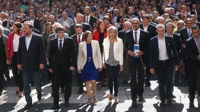 Carles Puigdemont, Oriol Junqueras y Camen Forcadell en la Plaza de Sant Jaume tras aprobarse en el pleno del Parlament la declaración de independencia. Hoy todos están presos, huidos o en libertad bajo fianza. EFE/Jordi Bedmar Pascual