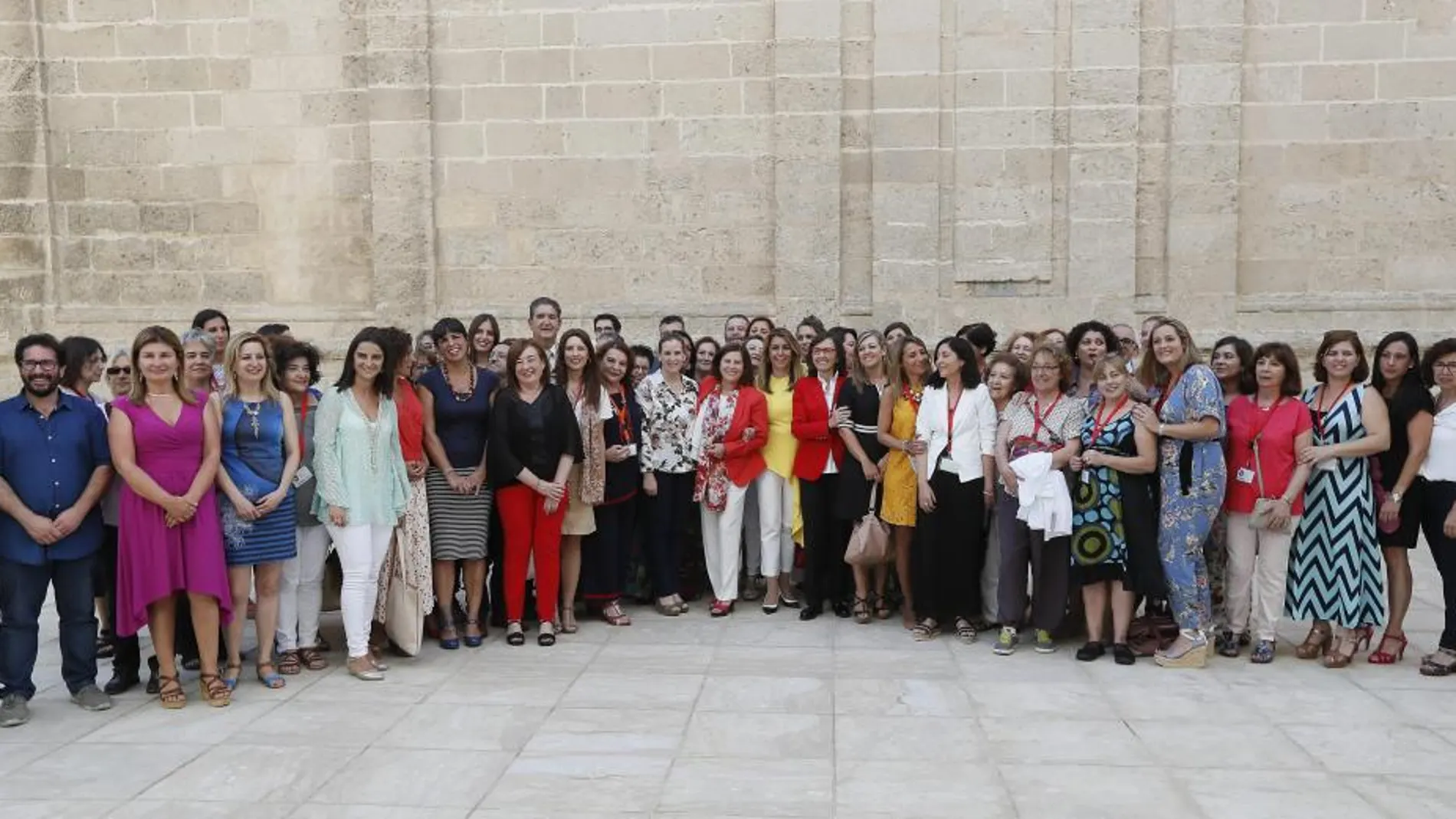 La presidenta de la Junta de Andalucía, Susana Díaz (c), posa con las representantes de las asociaciones de mujeres tras aprobarse la reforma de la Ley de medidas de prevención y protección integral contra la Violencia de Género (Foto: Efe)