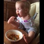 El inspirador vídeo de una niña alimentándose con los pies arrasa en las redes sociales