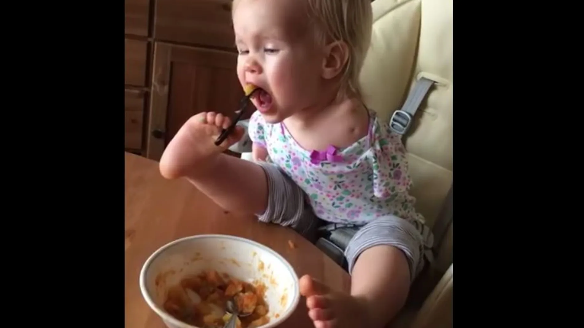 El inspirador vídeo de una niña alimentándose con los pies arrasa en las redes sociales