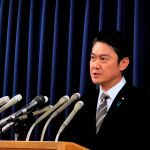 El ministro de Justicia de Japón, Takashi Yamashita, da detalles en una rueda de prensa sobre el ajusticiamiento de dos reos que habían sido condenados a la pena de muerte en 2004