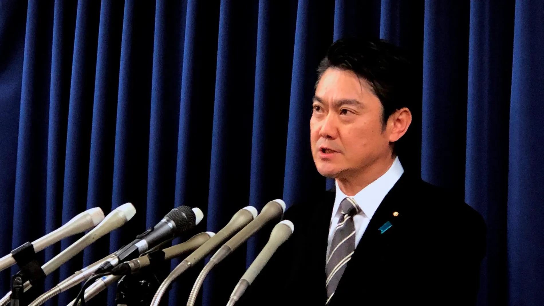 El ministro de Justicia de Japón, Takashi Yamashita, da detalles en una rueda de prensa sobre el ajusticiamiento de dos reos que habían sido condenados a la pena de muerte en 2004
