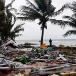 Una playa golpeada por un temporal en Indonesia