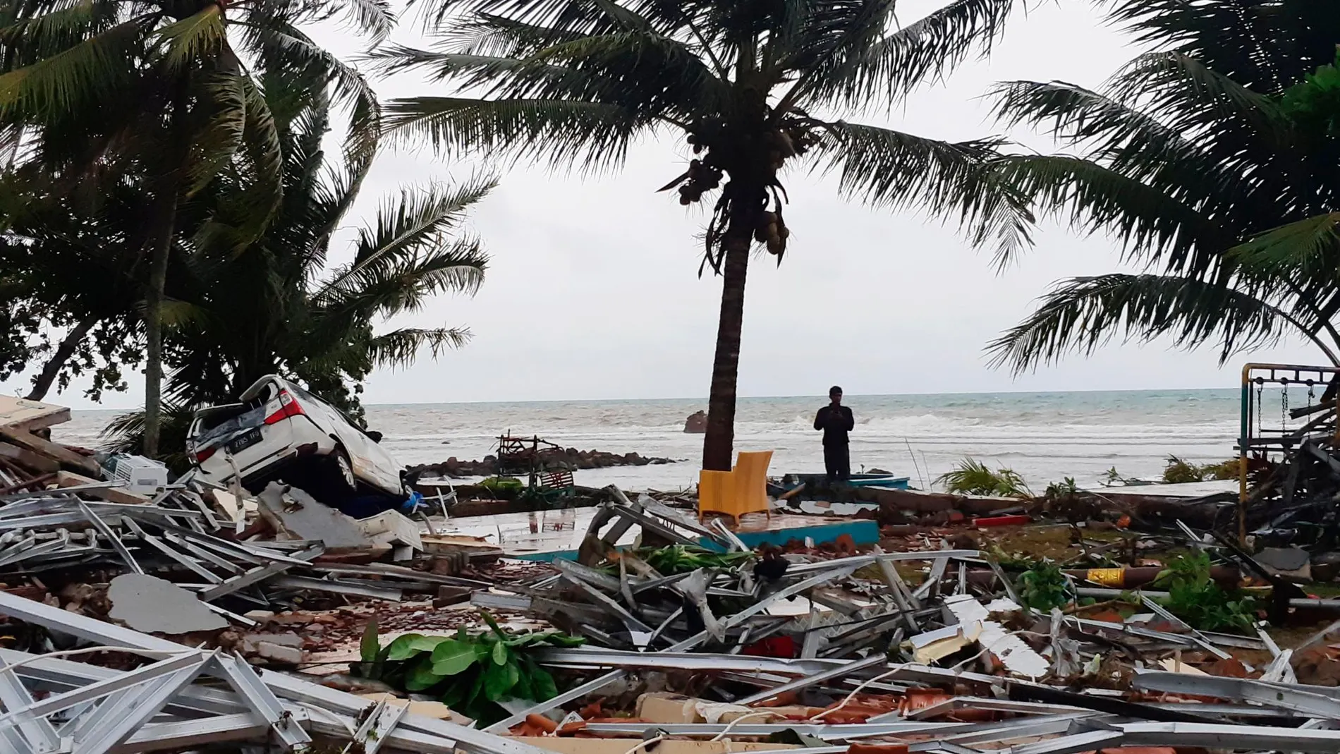 Una playa golpeada por un temporal en Indonesia