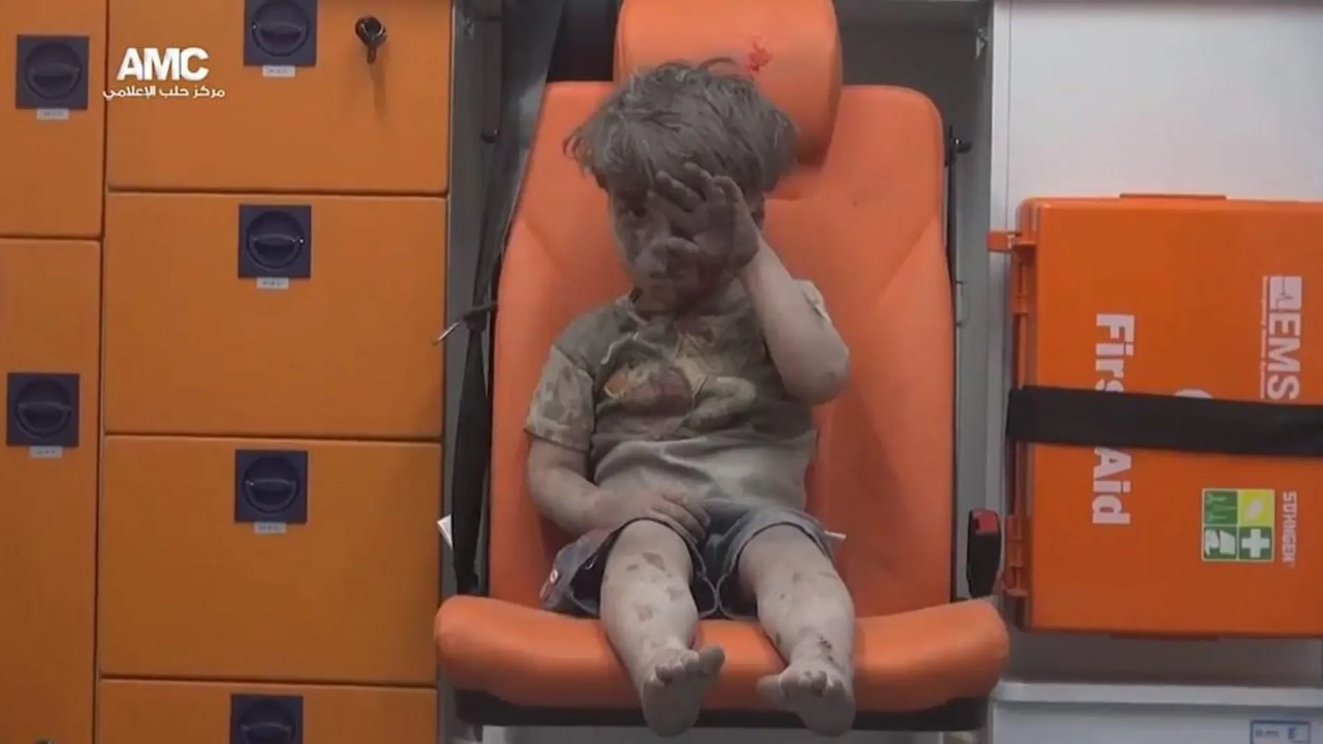 Un niño herido de 5 años sentado en una ambulancia tras ser rescatado anoche de una vivienda bombardeada en Alepo