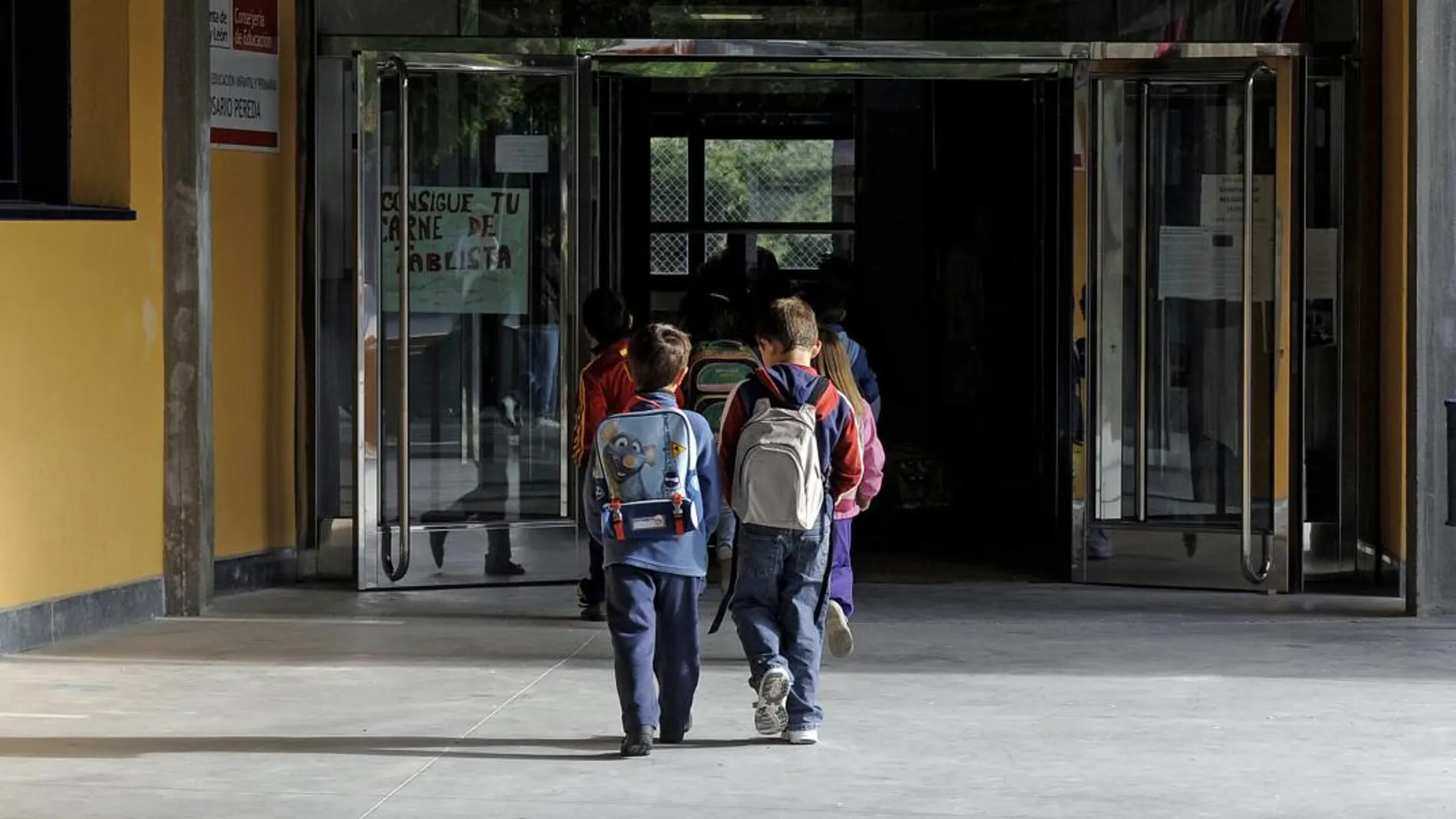Dos niños entrando en el colegio de Viana de Cega (Valladolid)