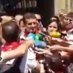 Pablo Casado atiende a los periodistas en Pamplona, donde ha sido increpado