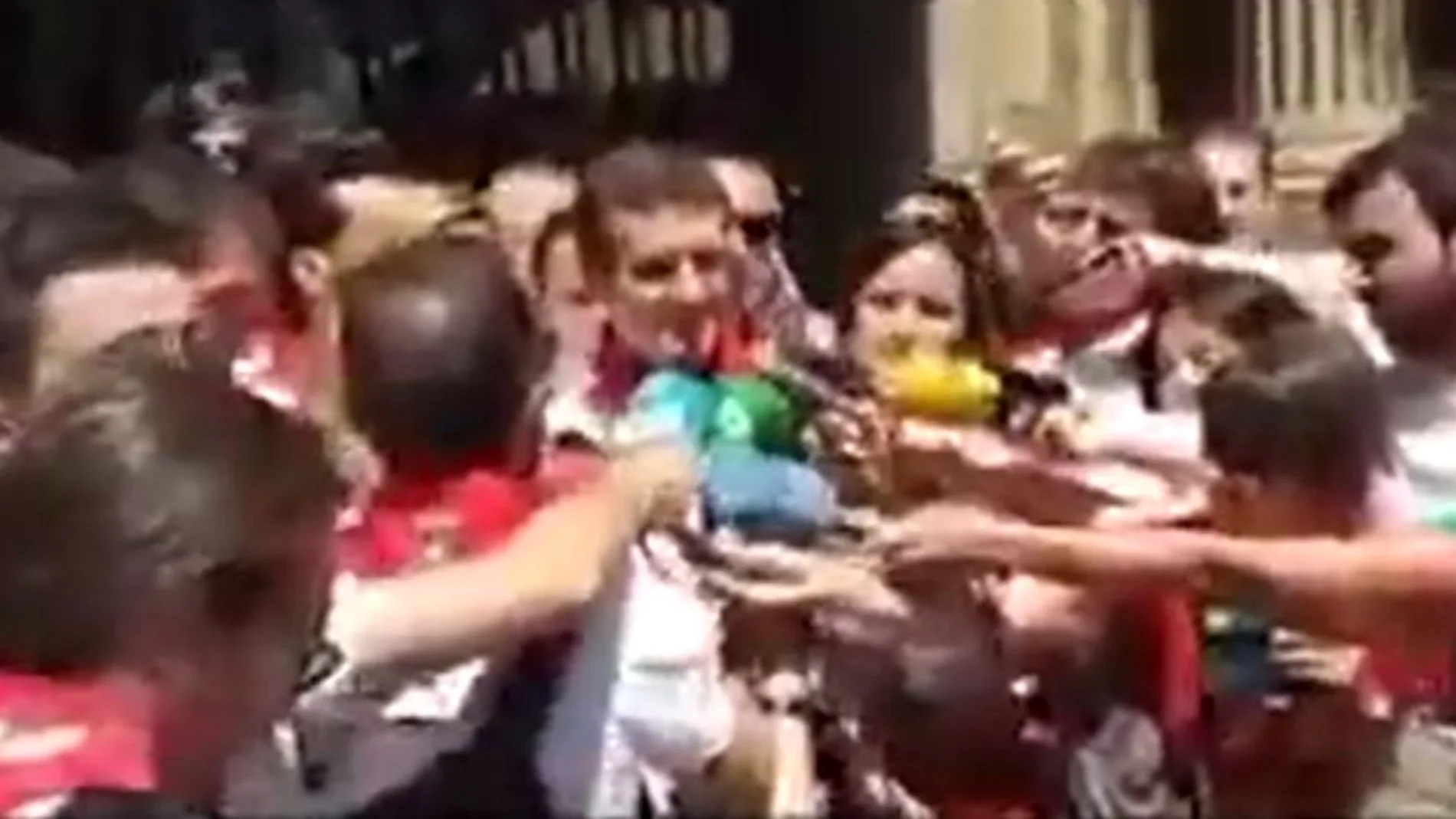 Pablo Casado atiende a los periodistas en Pamplona, donde ha sido increpado