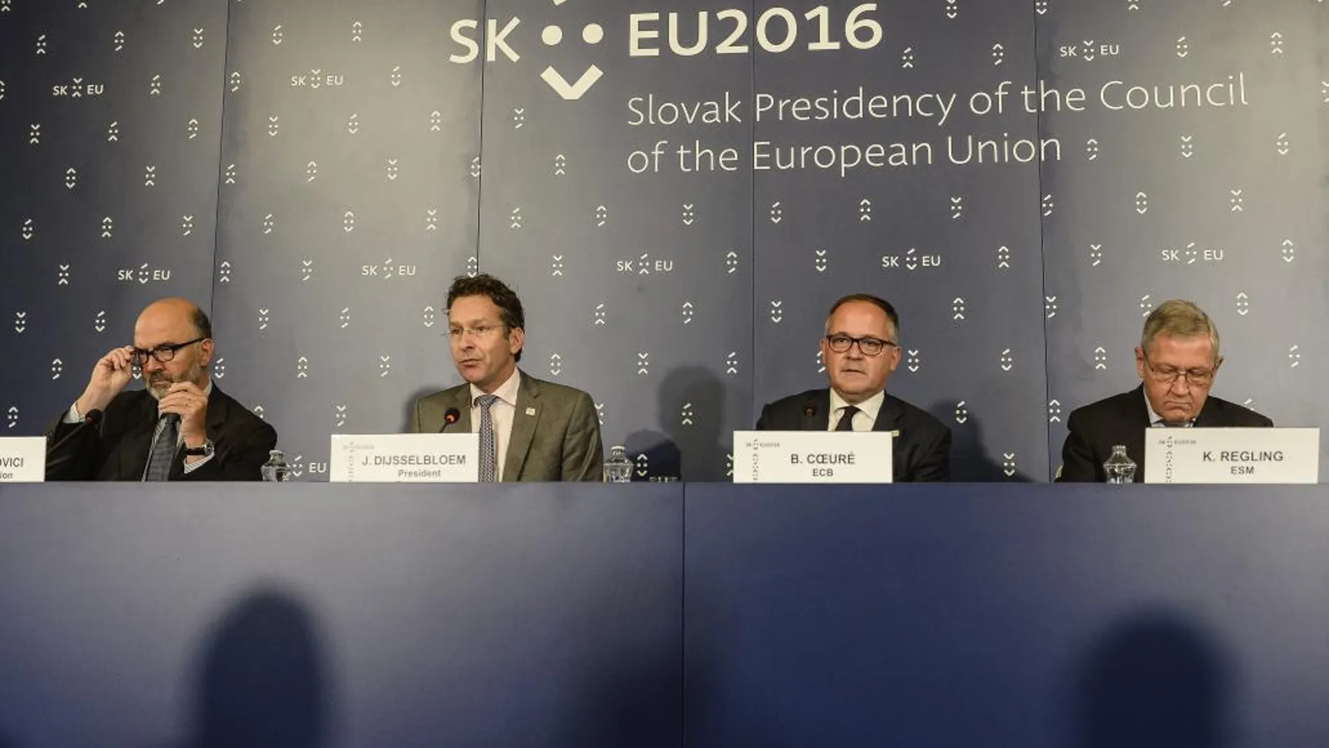 El presidente del Eurogrupo, Jeroen Dijsselbloem, el comisario europeo de Asuntos Económicos y Financieros, Pierre Moscovici, el miembro del Comité Ejecutivo del Banco Central Europeo (BCE), Benoit Coeure, y el director gerente del Mecanismo Europeo de Estabilidad, Klaus Regling