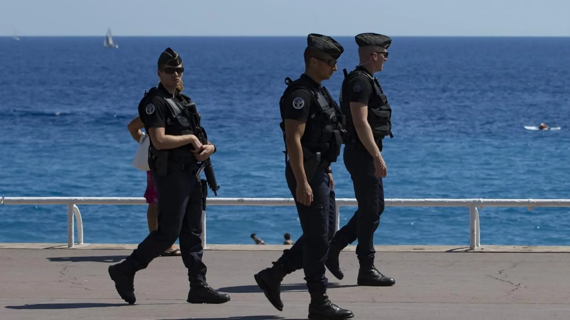 Gendarmes en el Paseo de los Ingleses donde tuvo lugar el atentado de Niza