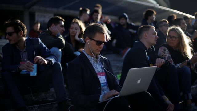 Uno de los asistentes al Web Summit, con su portátil