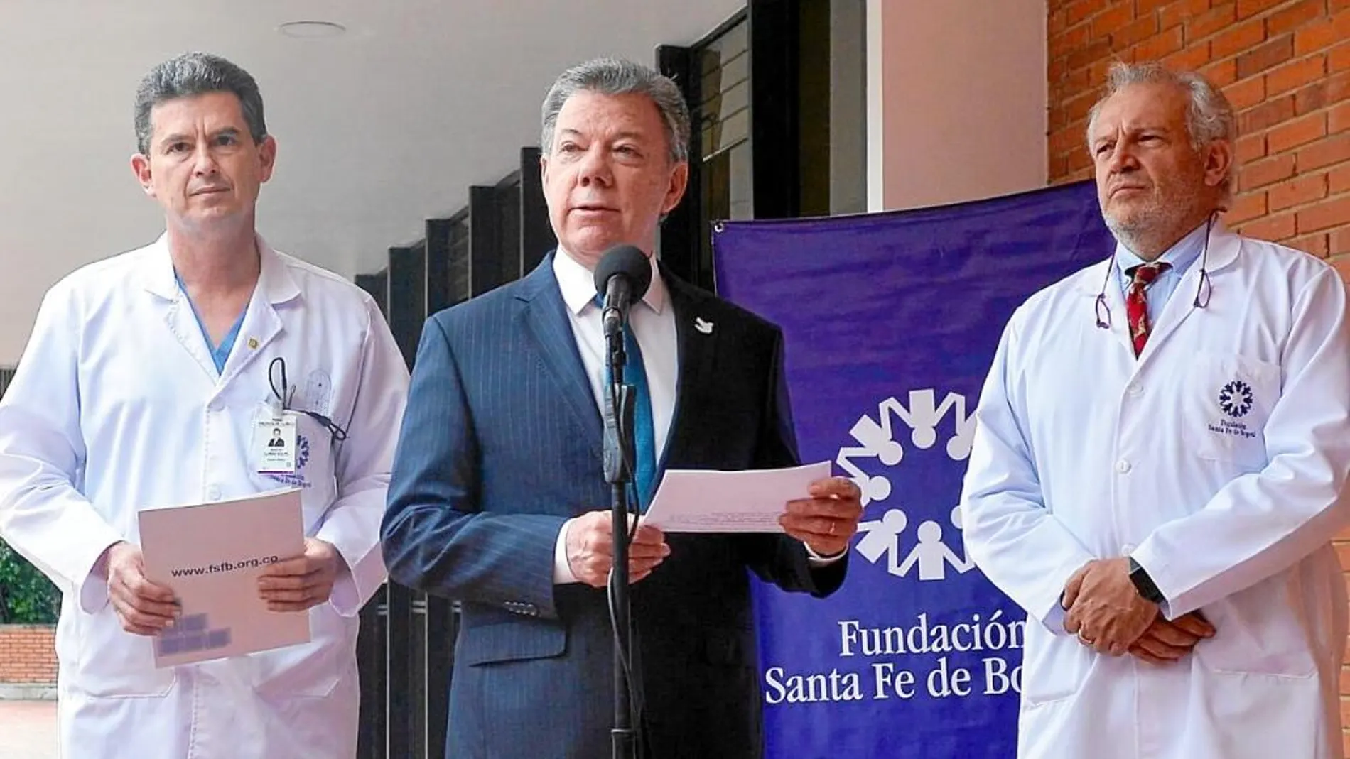 Juan Manuel Santos, ayer, en la clínica Fundación Santa Fe de Bogotá, donde anunció su viaje a EE UU para someterse a pruebas médicas