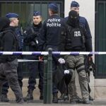 Varios miembros de las fuerzas de seguridad guardan la entrada del juzgado, en Bruselas