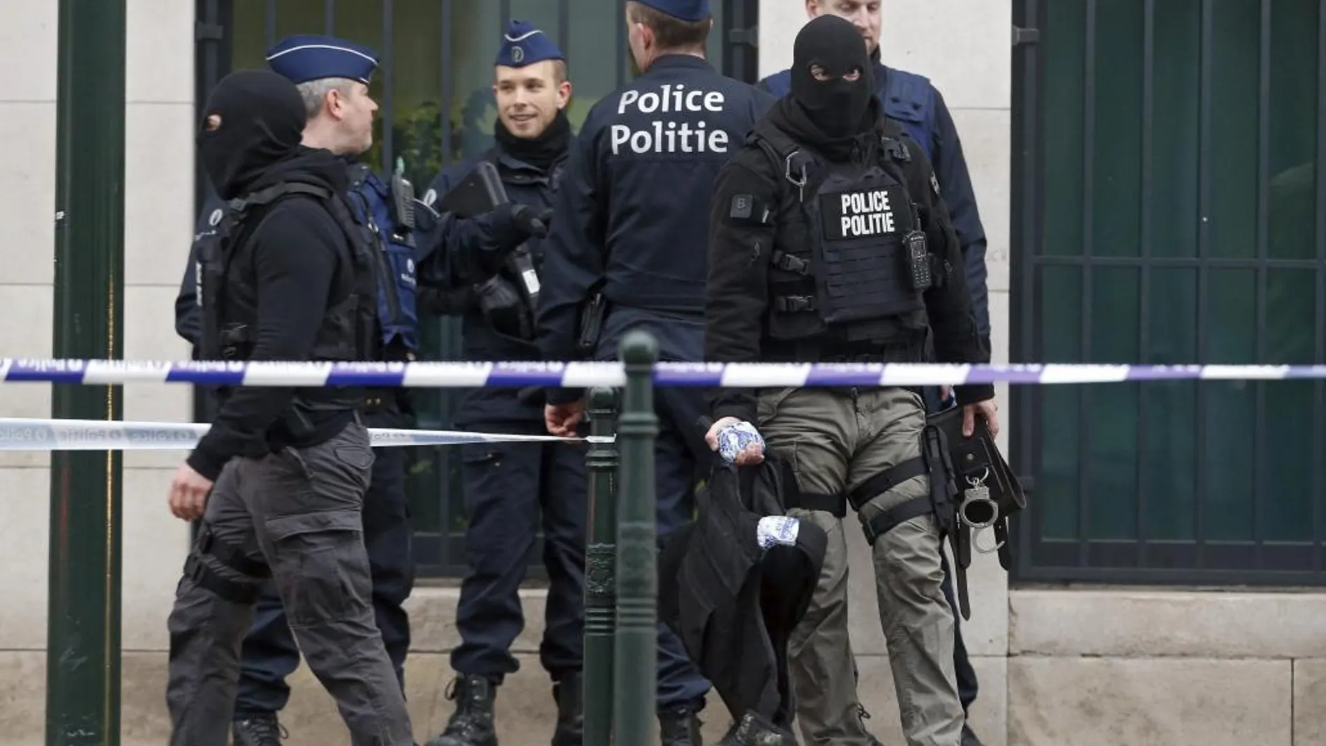 Varios miembros de las fuerzas de seguridad guardan la entrada del juzgado, en Bruselas