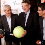 El presidente de la Real Federación Nacional de Tenis, Miguel Díaz, el alcalde de Valencia, Joan Ribó, el presidente de la Generalitat, Ximo Puig, y el presidente de la Diputación de Valencia, Jorge Rodríguez, durante la presentación de la eliminatoria de cuartos de final de la Copa Davis que enfrentará a España y Alemania, que se disputará del 6 al 8 de abril en la plaza de toros de Valencia.