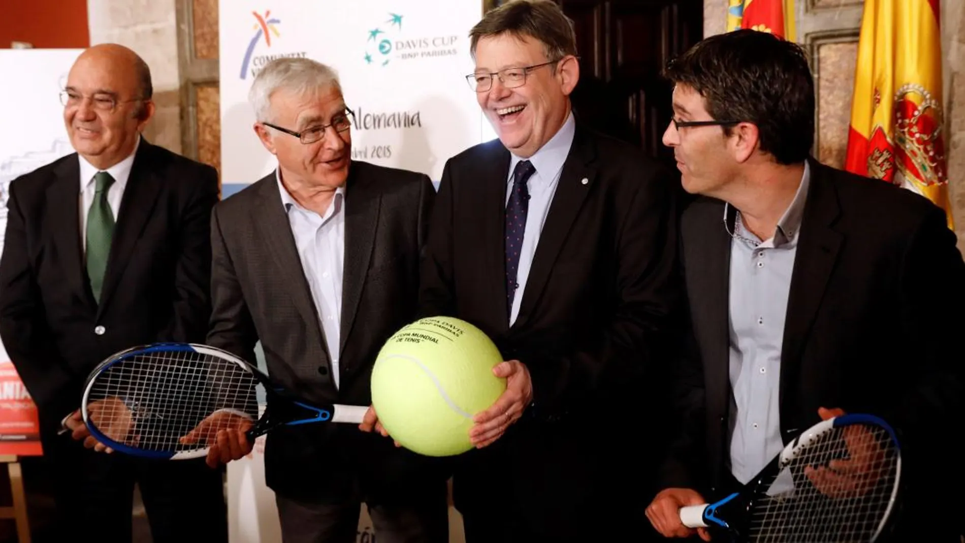 El presidente de la Real Federación Nacional de Tenis, Miguel Díaz, el alcalde de Valencia, Joan Ribó, el presidente de la Generalitat, Ximo Puig, y el presidente de la Diputación de Valencia, Jorge Rodríguez, durante la presentación de la eliminatoria de cuartos de final de la Copa Davis que enfrentará a España y Alemania, que se disputará del 6 al 8 de abril en la plaza de toros de Valencia.