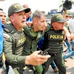 Golpes e insultos para los militares que abandonan al chavismo