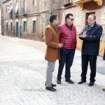 El alcalde de León, Antonio Silván, acompañado del concejal de Infraestructuras, Eduardo Tocino, visita la finalización de las intervenciones de peatonalización del casco histórico contempladas para el presente ejercicio