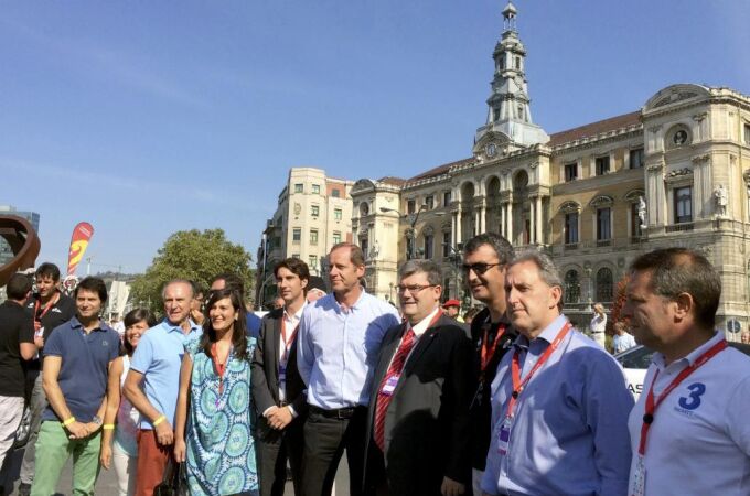 El director general del Tour , Christian Prudhomme (5d), junto al de la Vuelta, Javier Guillén (3d), y el alcalde de Bilbao, Juan Mari Aburto (4d).