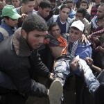 Un grupo de palestinos porta a uno de los heridos durante las protestas