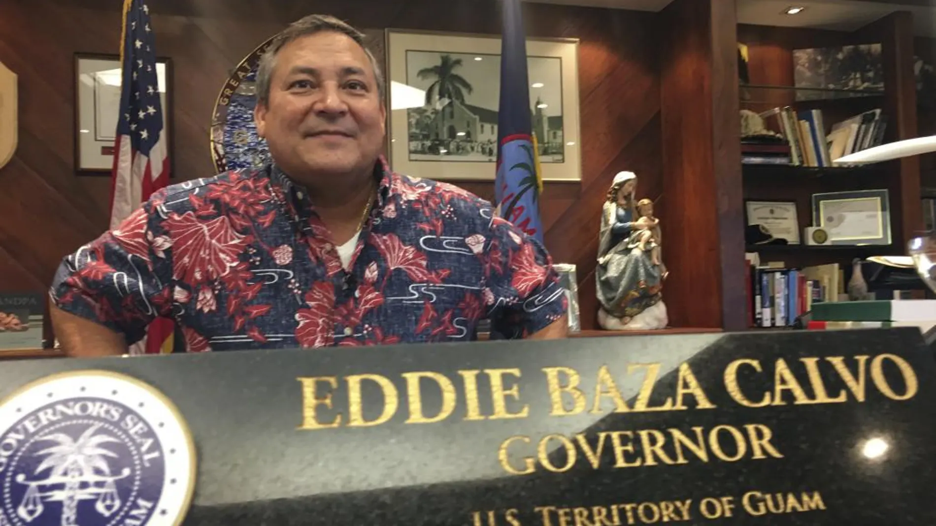 El gobernador de Guam, Eddie Baza Calvo, habla con los medios