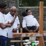 Familiares y amigos de de una de las víctimas en Sri Lanka