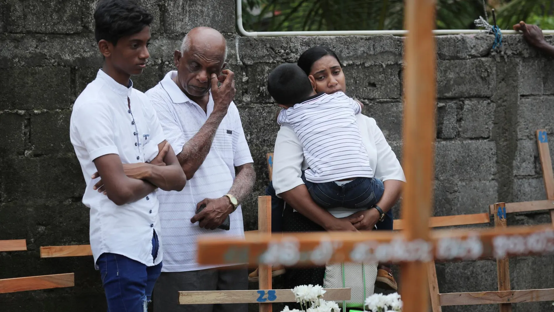 Familiares y amigos de de una de las víctimas en Sri Lanka