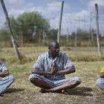 Prisioneros practican yoga en la prisión Athi River en Kitengela, a las afueras de Nairobi