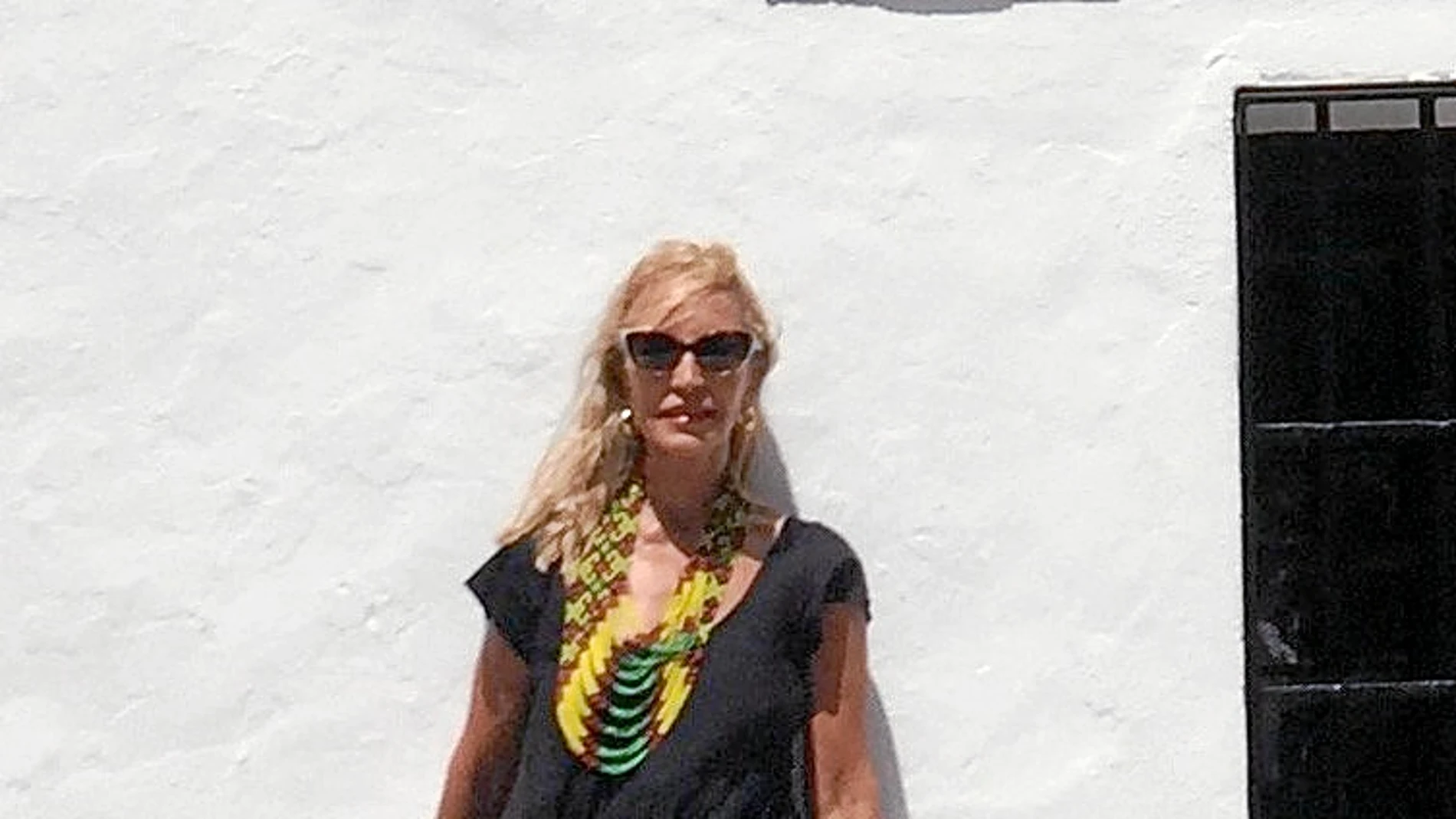 Carmen Lomana paseando por las calles de Ronda