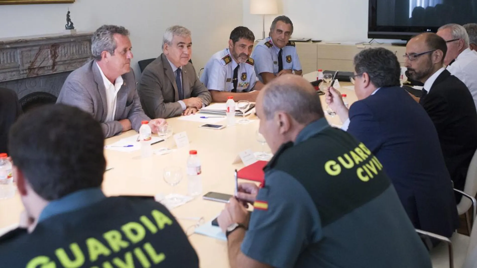 El delegado del Gobierno, Enric Millo, con los mandos policiales de todas las administraciones, Policía Nacional, Guardia Civil y Mossos d'Esquadra