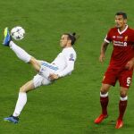 Gareth Bale golpea el balón en la chilena que le ha dado el segundo gol del Real Madrid.