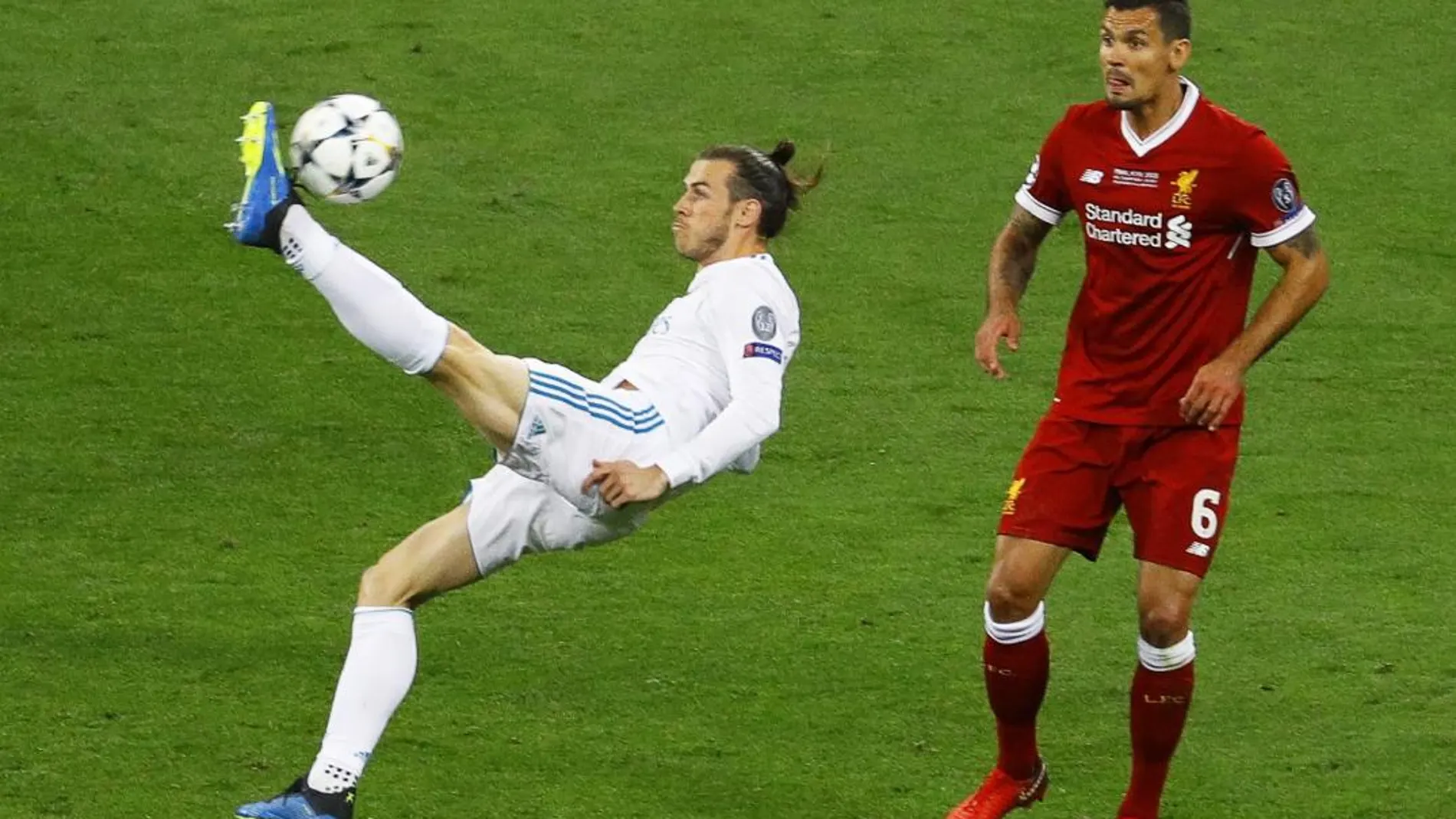 Gareth Bale golpea el balón en la chilena que le ha dado el segundo gol del Real Madrid.