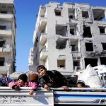 Un grupo de niños regresa a los barrios recuperados por Asad en Alepo