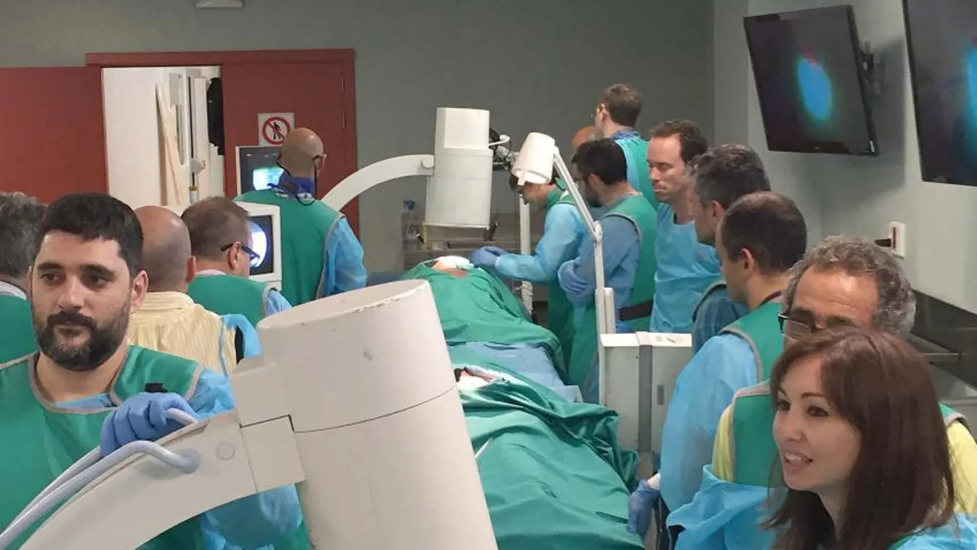 Un grupo de estudiantes realiza sus prácticas en el Hospital General de Castellón