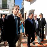 El ministro de Fomento, Íñigo de la Serna, acudió ayer a Marbella donde presentó las dos alternativas para unir Marbella con Estepona