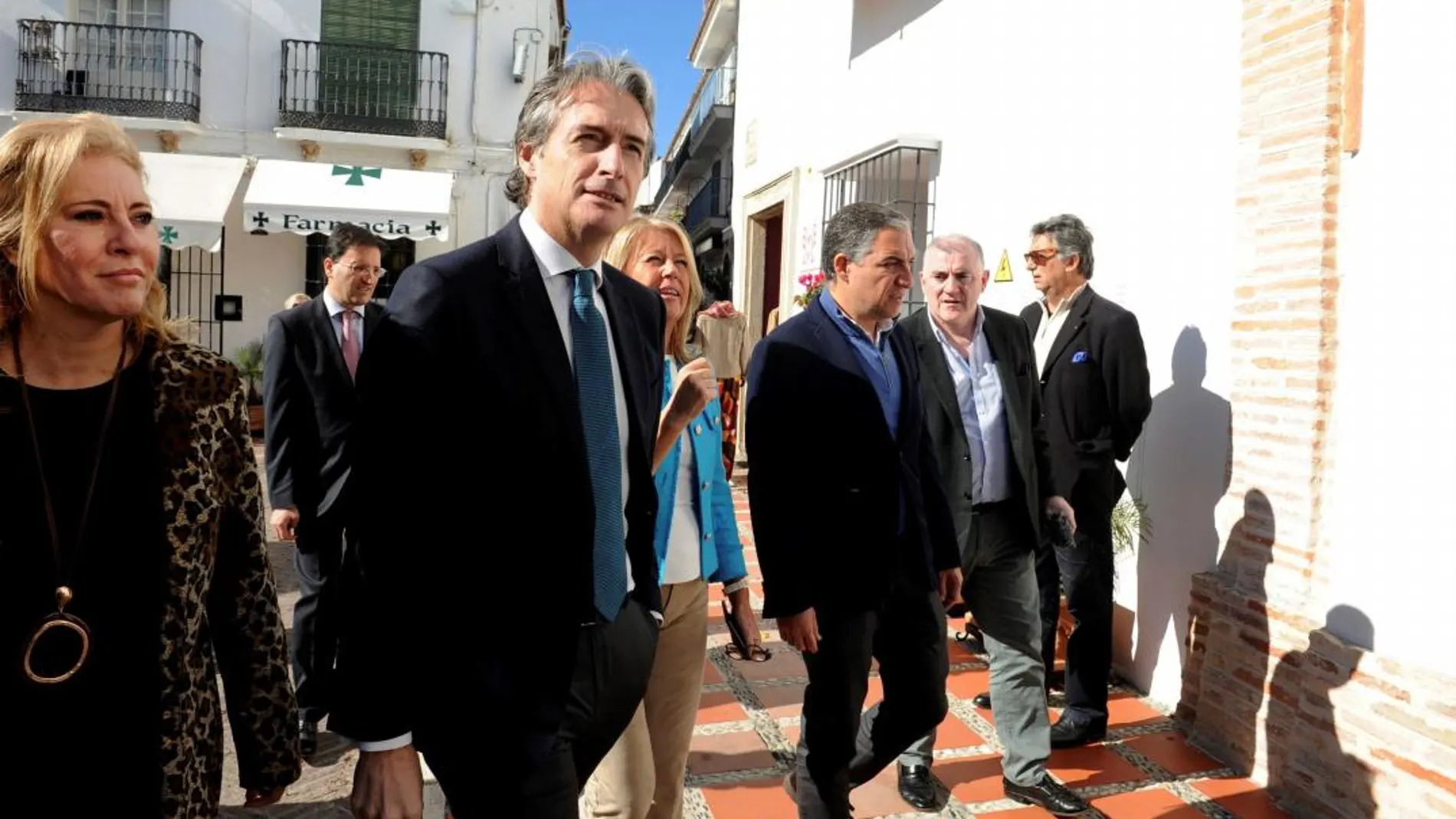 El ministro de Fomento, Íñigo de la Serna, acudió ayer a Marbella donde presentó las dos alternativas para unir Marbella con Estepona