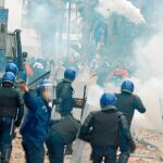 Tercer viernes de protestas. La Policía argelina se enfrenta a los manifestantes, ayer en las calles de Argel / Reuters