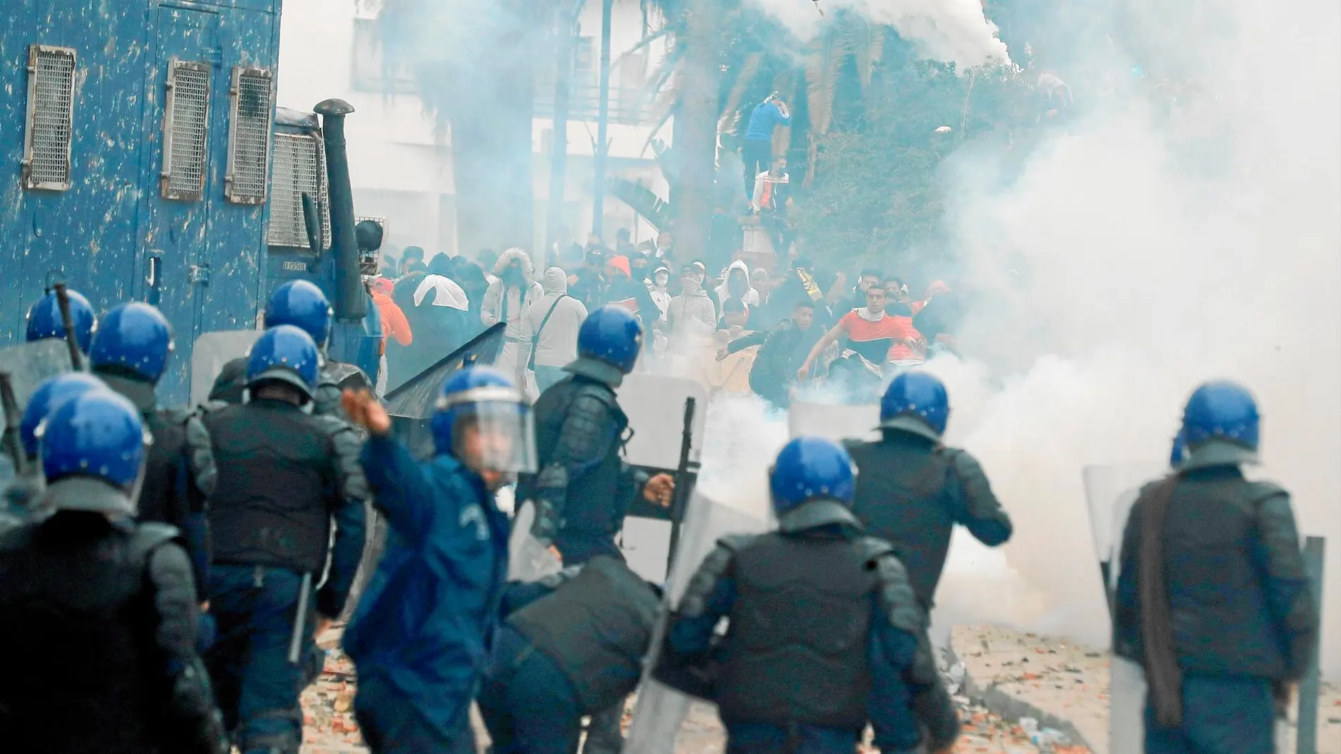 Tercer viernes de protestas. La Policía argelina se enfrenta a los manifestantes, ayer en las calles de Argel / Reuters