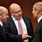 El ministro español de Economía, Luis de Guindos; su homólogo alemán, Peter Altmaier; y el estonio, Toomas Toniste, conversan antes del inicio de la reunión del Eurogrupo en Bruselas