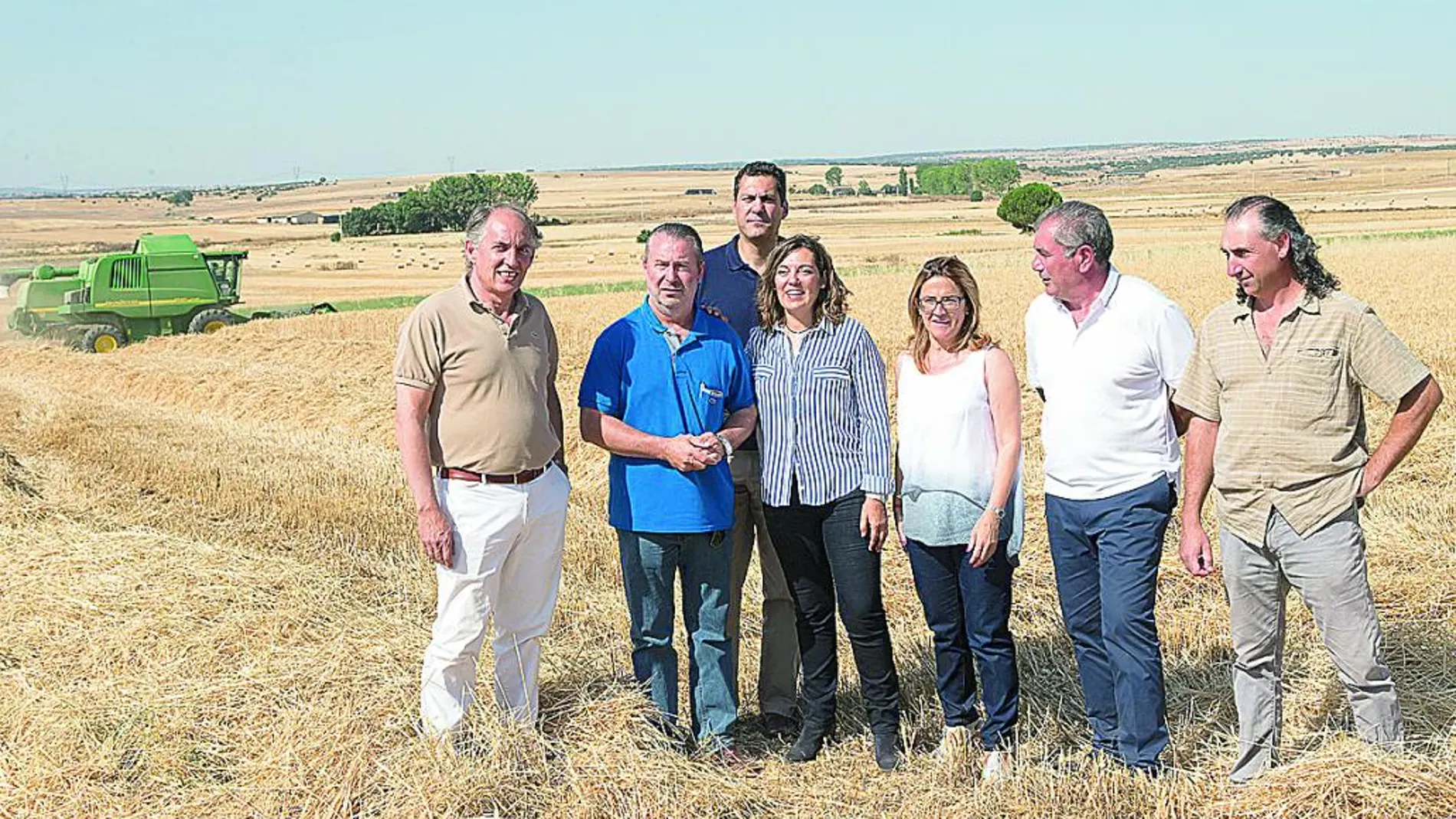 Milagros Marcos, Mayte Martín Pozo, Donaciano Dujo y Alberto Castro, entre otras personalidades, visitan la cosecha