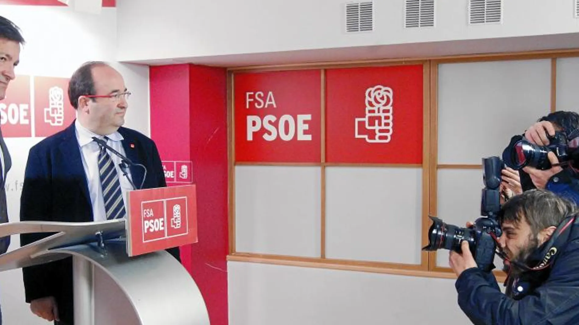 Fernández e Iceta comparecen ante la prensa tras mantener un encuentro en la sede del PSOE en Asturias