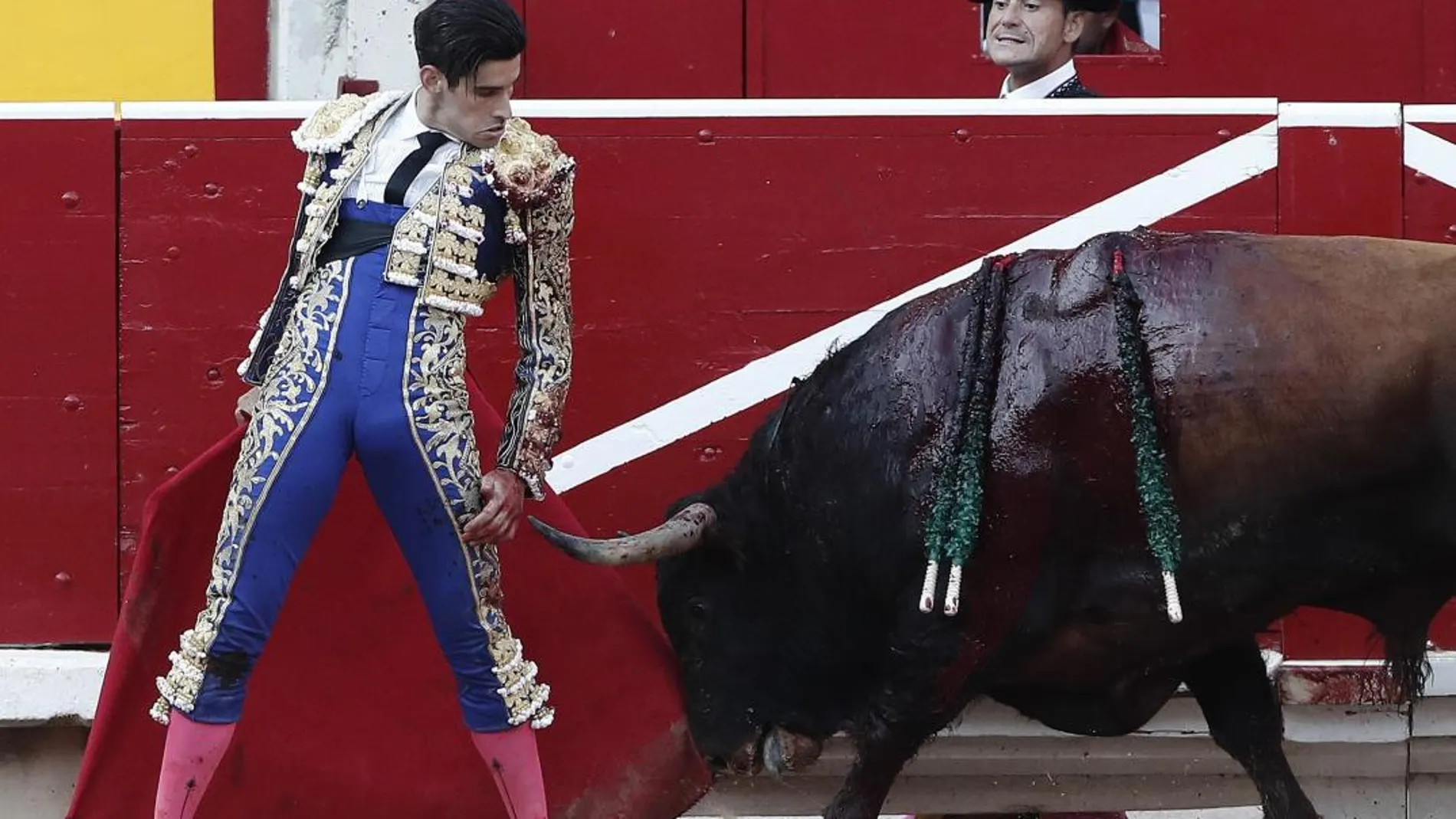 López Simón dando un pase por la espalda pegado a tablas en Pamplona / EFE