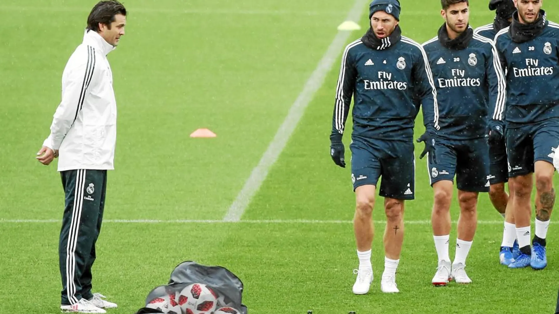 Sergio Ramos mira a Solari durante en el primer entrenamiento del argentino